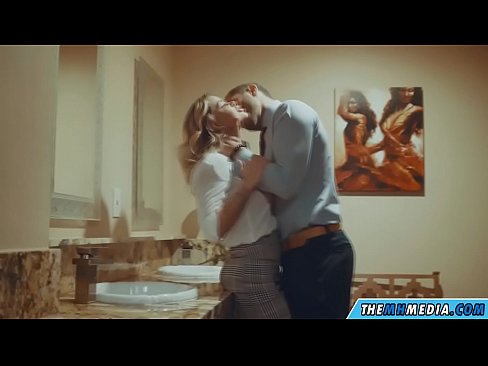 ❤️ Ketika seorang pirang berdada menggoda Anda di toilet umum ❌ Sialan di id.makesexnotwar.ru